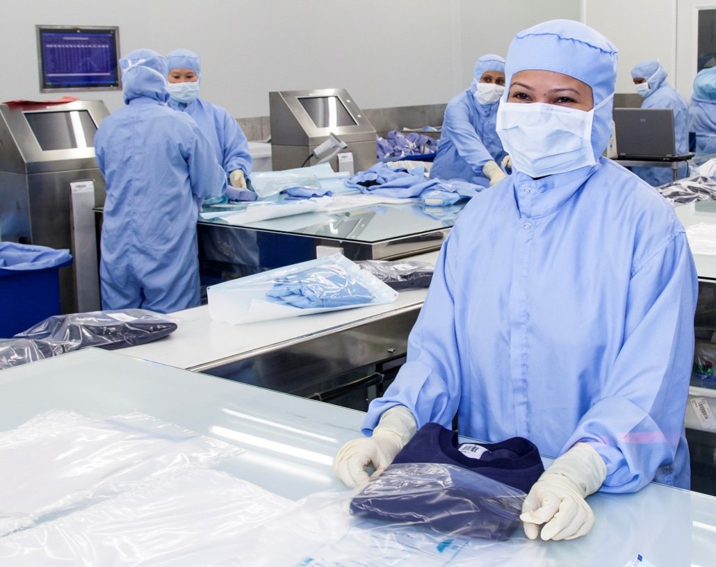 Gowning and De-Gowning Garment Procedures - Prudential Cleanroom Services -  YouTube